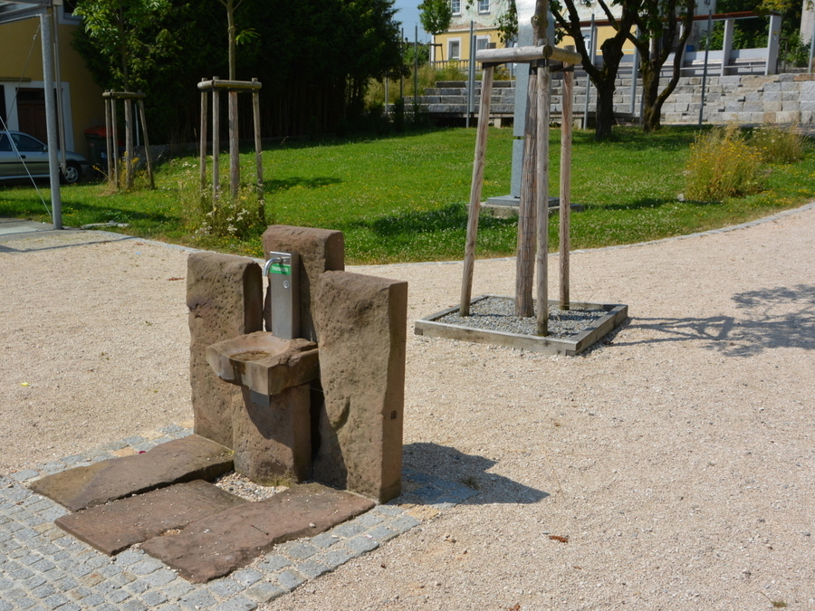 Park im Dorf Neukirchen an der Enknach